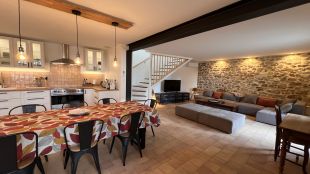 Ruime woonkamer met open keuken in La Grange
