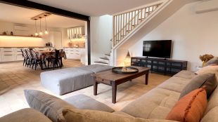 Ruime woonkamer met open keuken in La Grange