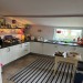 De keuken met alle apparatuur