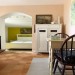 Slaapkamer 1 met tweepersoonsbed en campingbedje