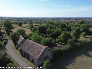 Chappes – Woning met karakter, ruime schuur, boomgaard en prachtig uitzicht op het platteland  ** NIEUW **