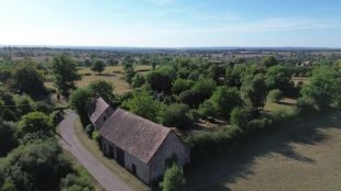 Chappes – Woning met karakter, ruime schuur, boomgaard en prachtig uitzicht op het platteland  ** NIEUW **