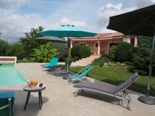 Terras en privézwembad met ligbedden