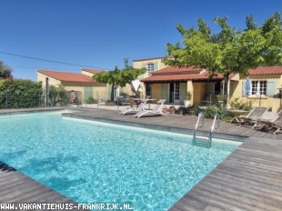 comfortabel vakantiehuis voor 9 personen met  privé zwembad en tennisbaan in hartje Provence