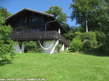 Chalet in de Alpen met uitzicht op meer van Genève