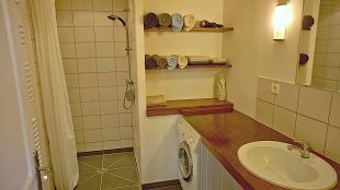 Badkamer met handdoeken, inloopdouche, wasmachine