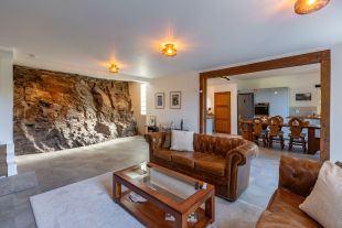 Karakteristieke rotswand in de woonkamer