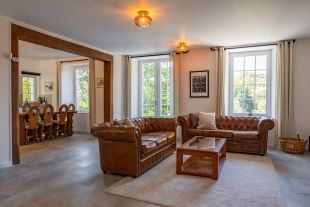 Lichte woonkamer met comfortabele zithoek