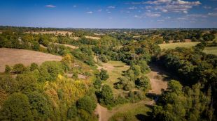 Uitzicht over het glooiende landschap