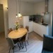 Keuken, van alle gemakken voorzien - Keuken met combi oven/ magnetron, vaatwasser, kokend water kraan, inductie kookplaat met afzuiging en koel/vries combinatie.