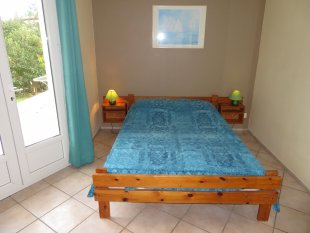 slaapkamer met openslaande deuren naar terras