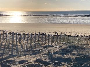 Strand tussen St George de la Riviere en PortBail.