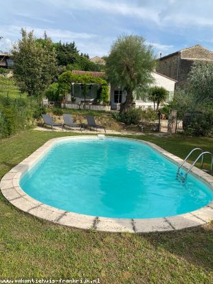 Vakantiehuis: Vrijstaande villa met zwembad vlakbij de Mont Ventoux met uniek uitzicht gelegen tussen de wijngaarden in de Provence