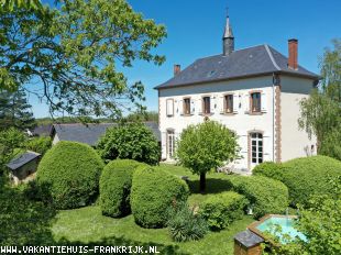 Villa in Frankrijk te huur: Luxe voormalige school, midden in het pittoreske dorpje Troche (Corrèze) in Frankrijk 