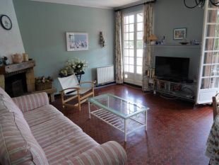 woonkamer met smart TV en airco