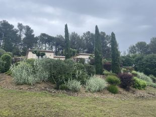 Huis vanaf beneden tuin waar fruit bomen en olijfbomen groeien