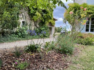 Zicht op de gîte/schuur