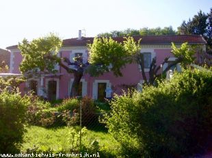 vakantiehuis in Frankrijk te huur: Vakantiehuis/gite voor 5-7 personen. Kindvriendelijk, 200m van rivier met zwemgelegenheid. Hangmatten, speeltoestel, trampoline, pizzaoven, bbq. 