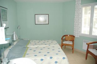 Slaapkamer nr1 met wastafel en inboukast