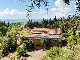 (Vakantie) woning: vakantiehuis 2-4 personen met Wifi, zwembad en terrassen. Bijzondere tuin op groot terrein. Mooi wijndorp. Winkels nabij. Natuur en rust. te huur in Herault (Frankrijk).