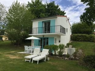 Vakantiehuis: Village le Chat, Ecuras, vakantiehuis op vakantiepark nabij golfbaan, vrij uitzicht op het meer, zeer geschikt voor een gezin, gratis WIFI te huur in Charente (Frankrijk)