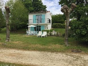 (Vakantie) woning: Village le Chat, Ecuras, vakantiehuis op vakantiepark nabij golfbaan, vrij uitzicht op het meer, zeer geschikt voor een gezin, gratis WIFI te huur in Charente (Frankrijk).