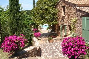 Villa in Frankrijk te huur: Privacy is de ultieme luxe! Idyllisch 6 pers. familiehuis in natuurreservaat boven St.Tropez met verwarmd zwembad en WIFI. Kindveilig-kindvriendelijk. 
