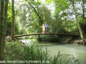 (Vakantie) woning: landelijk gelegen huis met 1 ha park aan rivier en prive zwembad; veel privacy te huur in Nievre (Frankrijk).