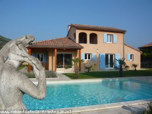Vakantiehuis: Villa voor 8 personen in de Ardèche, groot privé-zwembad met zout-electrolyse, wifi en airco in alle slaapkamers. te huur in Ardeche (Frankrijk)