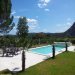zwembad, tuin en vallei van de Ardèche <br>het grote zwembad (5x10m) is conform franse wet beveiligd met een roldek