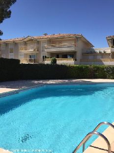 (Vakantie) woning: Vakantiehuis aan de Cote d'Azur in st Raphael(met airco) en mooi aangelegde tuin, zwembad en garage prachtige ligging in de Provence op een golfresort te huur in Var (Frankrijk)