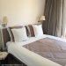 Slaapkamer met comfortabele bedden en ruime hang leg kast 