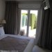 Slaapkamer met openslaande deuren naar het zonneterras <br>In de slaapkamer een mobiel airco apparaat