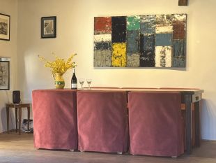 Woonkamer met tafel uit 1880