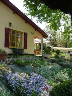 Vakantiehuis: 'HUISJE RIVERDANCE' Het pittoreske huisje is geriefelijk en gezellig ingericht met grote tuin.