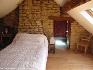 slaapkamer met tweepersoons bed en kinderledikant