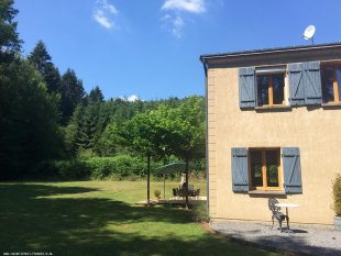 Voorkant en zijaanzicht tuin <br>Deze foto geeft goed weer hoe vrij het huis en de tuin ligt. Aan de rand van het bos, maar niet afgelegen (in woonwijk).