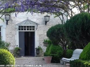 Vakantiehuis: Villa met zwembad in de regio Charente van Frankrijk voor vakantieverhuur. Mooie grote tuin, terras en uitzicht op de boomgaard en weilanden.