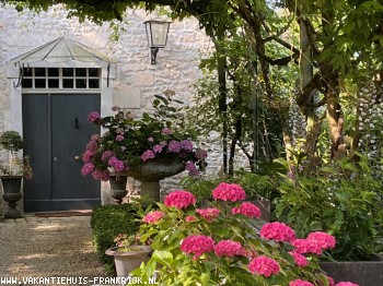 Villa met zwembad in de regio Charente van Frankrijk voor vakantieverhuur. Mooie grote tuin, terras en uitzicht op de boomgaard en weilanden.
