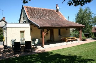 (Vakantie) woning: sfeervol vakantiehuis met zwembad geschikt voor kinderen in de Auvergne creatieve mogelijkheden te huur in Allier (Frankrijk).