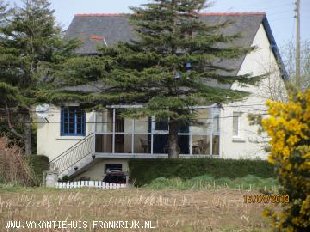 (Vakantie) woning: Vrijstaand. Rondom grote tuin met privacy. Stenen BBQ. Uitzicht op zee. Gezellig ingericht, slaapkamers met goede bedden. te huur in Cotes d'Armor (Frankrijk)