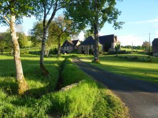 Vakantiehuis: Vrijstaande 5-persoons vakantiewoning met privé zwembad in prachtig en rustig heuvelachtig landschap, op 500 m. van de Dordogne te huur in Corrèze (Frankrijk)