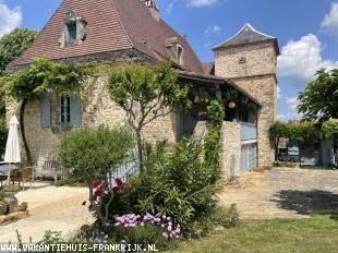 Vakantiehuis: Vakantiehuis / villa met privé zwembad, boomgaard en apart gastenverblijf. Rustig gelegen op een heuvel met wijds uitzicht over het Dordogne gebied