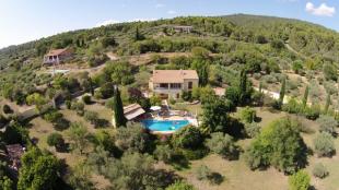 Vakantiehuis bij de golf: Vakantie-villa met zwembad en prachtig uitzicht in hartje Provence voor 6 personen