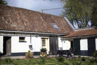 Festina Lente Petit Gîte voor 4 personen. <br>Met openlucht eettafel en stoelen op het terras voor ontbijt, lunch en avondeten op die zonnige dagen.