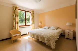 Royale tweepersoonsslaapkamer boven.