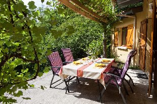 (Vakantie) woning: vrijstaande bungalow / vakantiehuisje op landgoed aan riviertje te huur in Ardeche (Frankrijk).