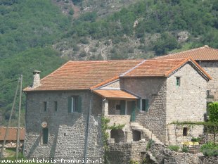 Vakantiehuis: Gemoderniseerde Middeleeuwse gîte. Ardèche. Zuid-Frankrijk. Vrijstaand, Wifi. Maximaal 6 personen. te huur in Ardeche (Frankrijk)