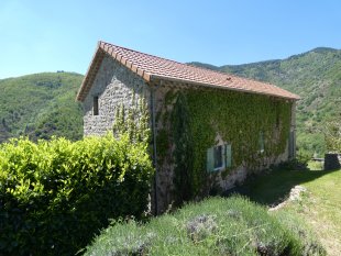 Voorzijde woning <br>Aan deze zijde bevindt zich de toegangsdeur. Hierlangs loopt het eeuwenoude wandelpad dat onderdeel is van de Franse wandelroutes.