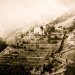 Foto vanaf de heuvel aan de overzijde uit circa 1850. <br>Op deze oude foto zijn de terrassen goed zichtbaar waarop de lokale boeren hun groenten verbouwden en waar de geiten graasden.